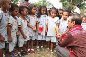 Taur Matan Ruak parabeniza crianças timorenses