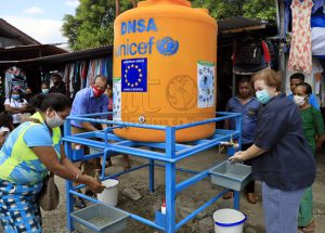 UE e UNICEF inauguram instalação de tanques de água no mercado de Manleuana