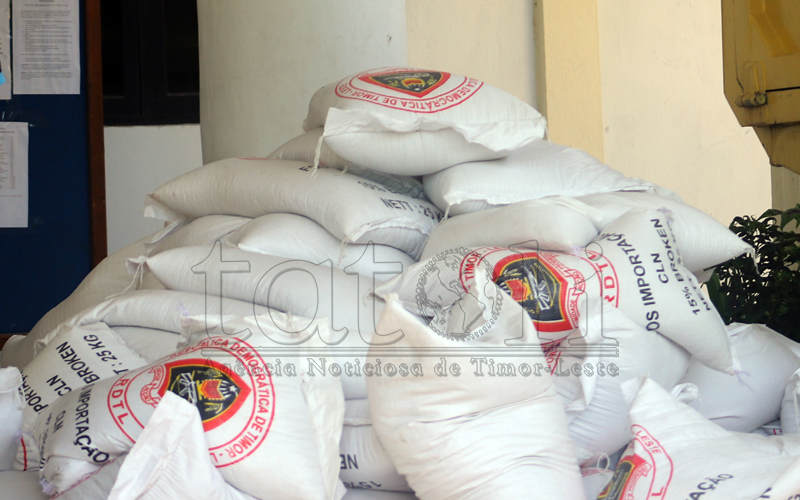 Governo inicia distribuição de arroz por universitários que vivem em casas arrendadas