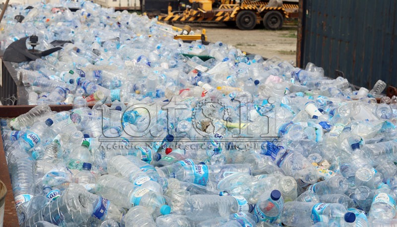 Brigada Ambiental recolhe garrafas e pneus usados para criar jardim verde