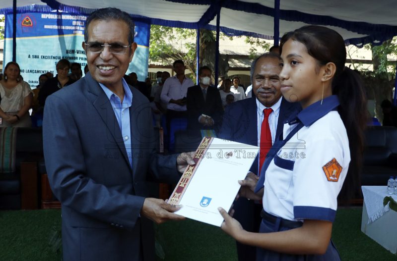 Governo lança programas educativos e distribui materiais e mobiliário escolares