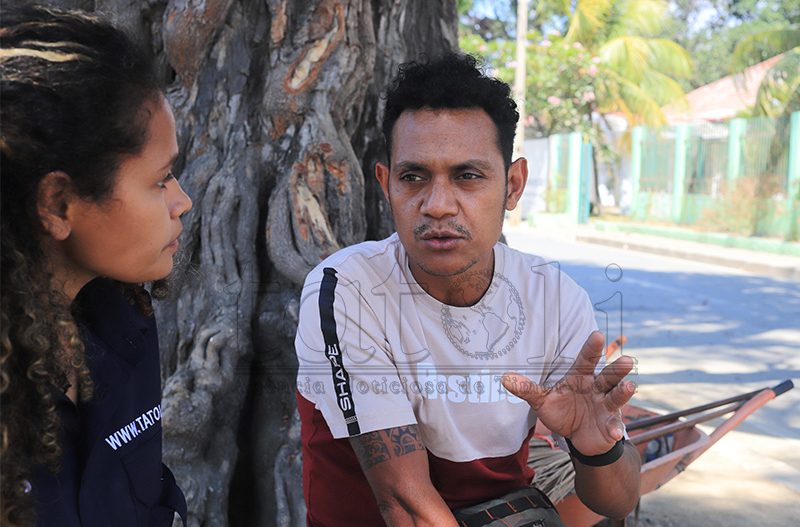 Guias turísticos aguardam passageiros do cruzeiro Ponant