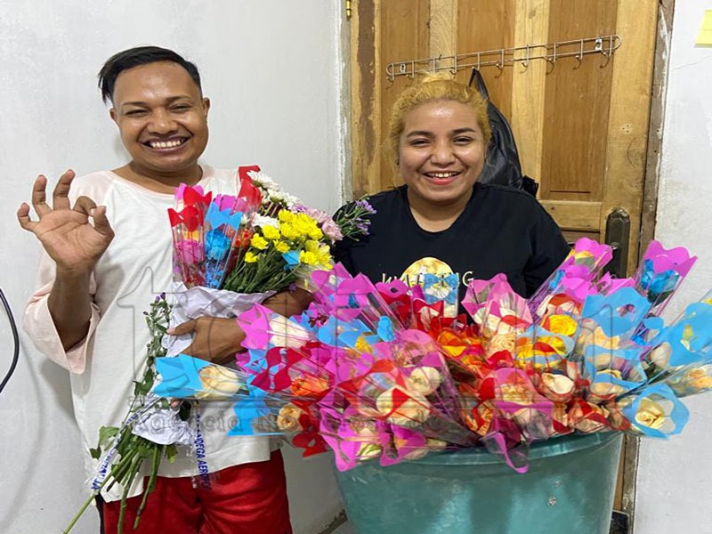 As flores naturais de Jónia e Carolina: uma alternativa para reduzir o lixo de plástico