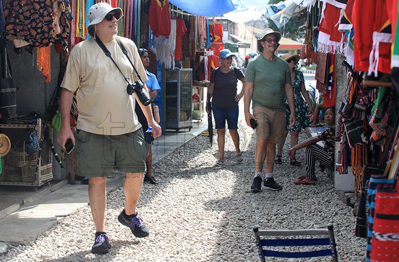 Turistas internacionais elogiam tais e café Timor