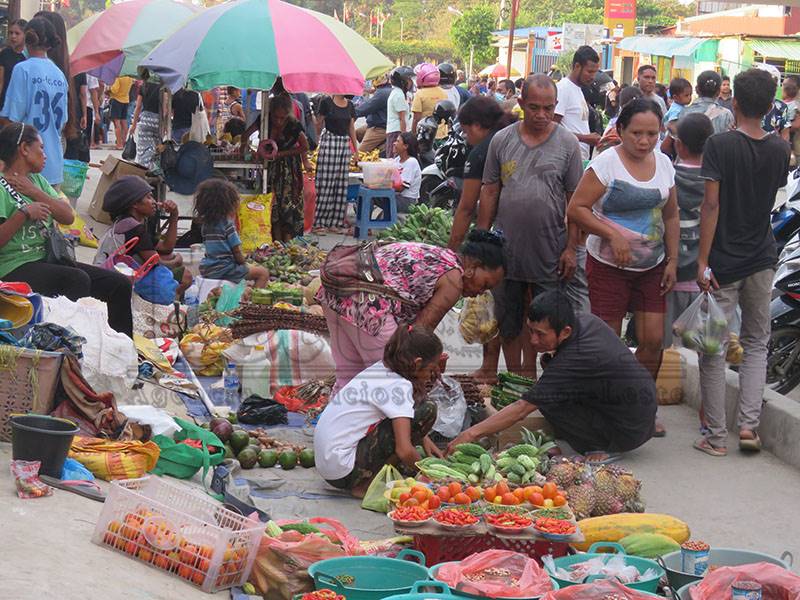 Falta de espaço nos mercados de Díli gera desorganização e venda ilegal em locais públicos