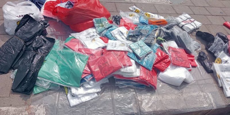 Proibição governamental não impede a venda de plástico