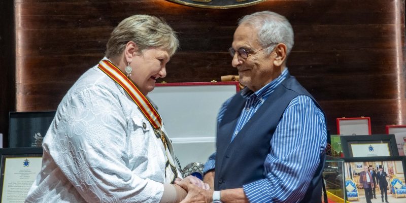 Suzanne Wilson-Uilelea condecorada com Colar da Ordem de Timor-Leste