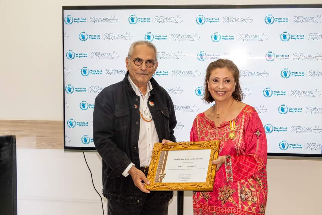 Alba Cecília Garzon condecorada com Medalha de Mérito