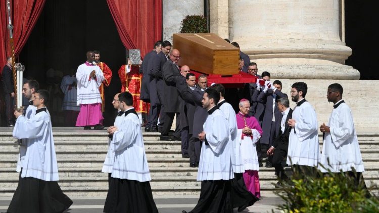 Milhares de fiéis assistiram ao funeral do Papa Francisco