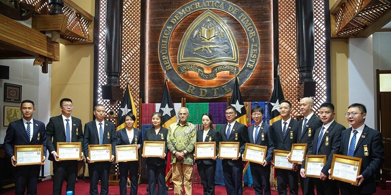 Médicos chineses condecorados com Medalha de Mérito
