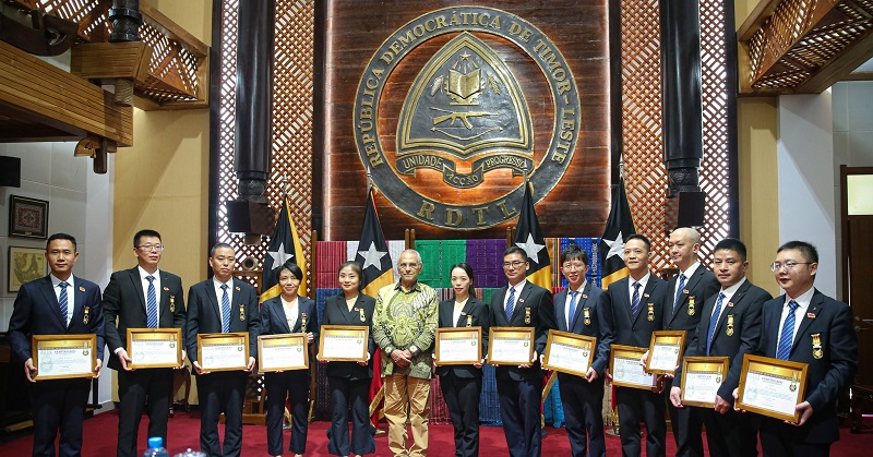 Médicos chineses condecorados com Medalha de Mérito