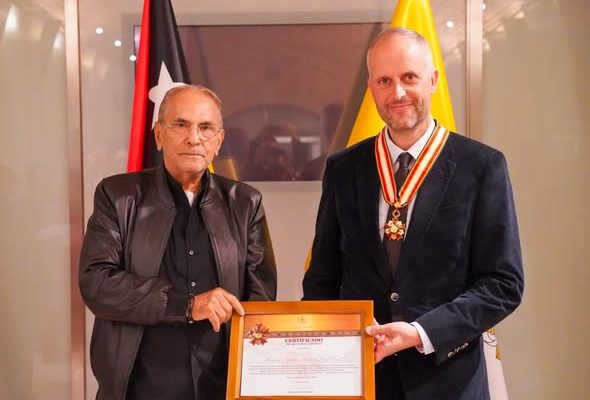 Ramos-Horta condecora oftalmologista e cirurgião suíço com Colar da Ordem de Timor-Leste