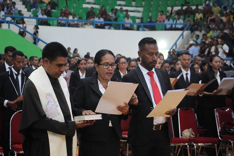 Mais de 580 professores ingressam na carreira docente