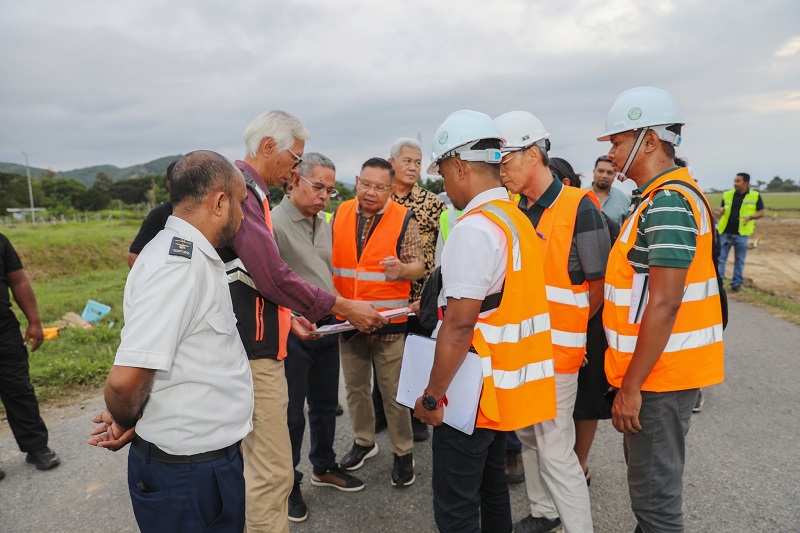 Miguel Manetelu visita obras de expansão da pista do Aeroporto de Díli