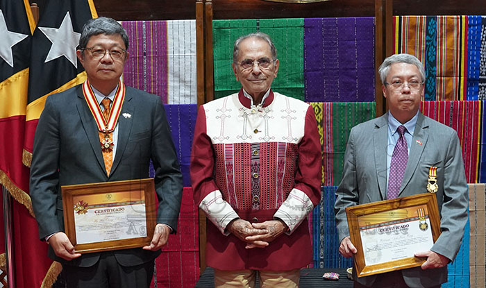 Diplomatas singapurenses condecorados com Colar da Ordem de Timor-Leste e Medalha de Mérito