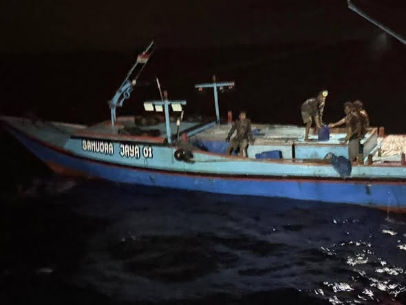 Embarcações estrangeiras continuam a explorar ilegalmente águas nacionais