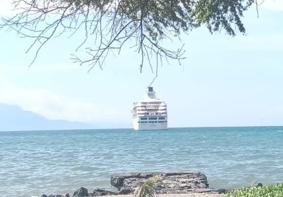 Cruzeiro Odyssey atraca em Díli com 294 turistas e 200 tripulantes a bordo