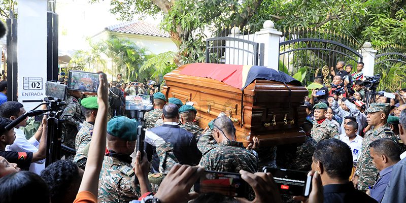 Corpo de “Lú Olo” chega ao Farol sob forte emoção de familiares e populares