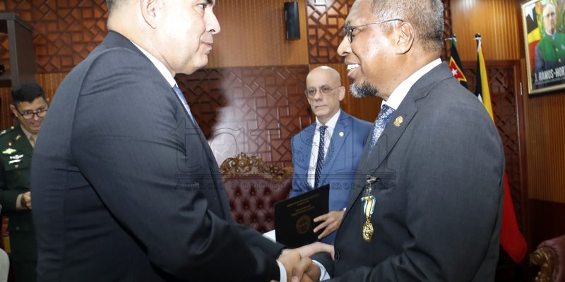Ministro da Defesa de Timor-Leste condecorado com Medalha de Mérito das Forças Armadas do Brasil