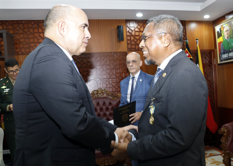 Ministro da Defesa de Timor-Leste condecorado com Medalha de Mérito das Forças Armadas do Brasil
